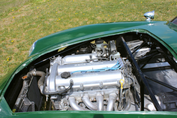 With a large engine bay, the Replicar can swallow a straight-six engine, and the Lincoln LS V6 can be fitted.