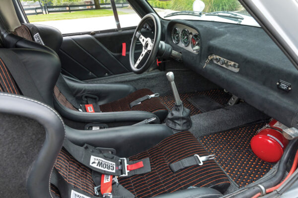 A Wevo shifter, 356 carpeting, and a fire suppression system are fitting additions to 
this track-ready, yet streetable 904.