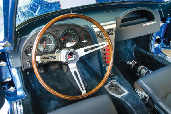 As on the authentic car, the steering wheel is made of teak, and the column has a reinforced linkage for the C4 rack.