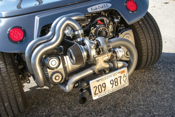 The output on this turbo 2.5-liter Subbie is 
more than double that of the turbo Type 1 on the 
yellow Manx. But installing a water-cooled engine 
requires way more custom fabrication.