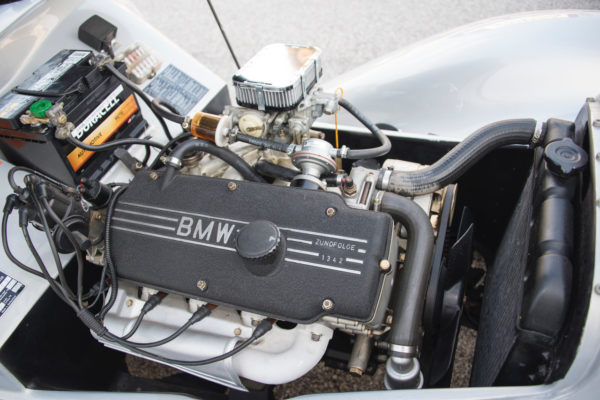 The four-cylinder engine from a
BMW 2002 provides plenty of power
for a lightweight roadster.
